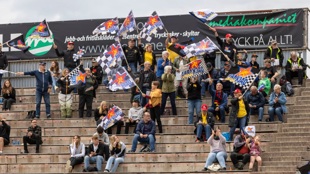 Målilla, SVERIGE - 23 maj 2023:
Västerviks fans under matchen i BAUHAUS-ligan mellan Dackarna och Västervik på Skrotfrag Arena den 23 maj i Målilla
( Foto: Peter Holm / SarnehedPhoto )  Nyckelord Keywords: Speedway, BAUHAUS-ligan, Dackarna, Västervik, derby