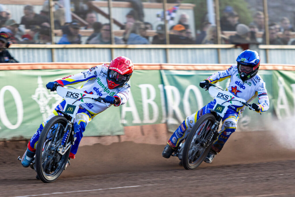 Målilla, SVERIGE - 7 maj 2024:
Dackarna Daniel Bewley Dackarna Rasmus Jensen  under matchen i BAUHAUS-ligan mellan Dackarna och Piraterna på Skrotfrag Arena den 7 maj i Målilla
( Foto: Peter Holm / SarnehedPhoto )  Nyckelord Keywords: Speedway, BAUHAUS-ligan, Dackarna, Piraterna