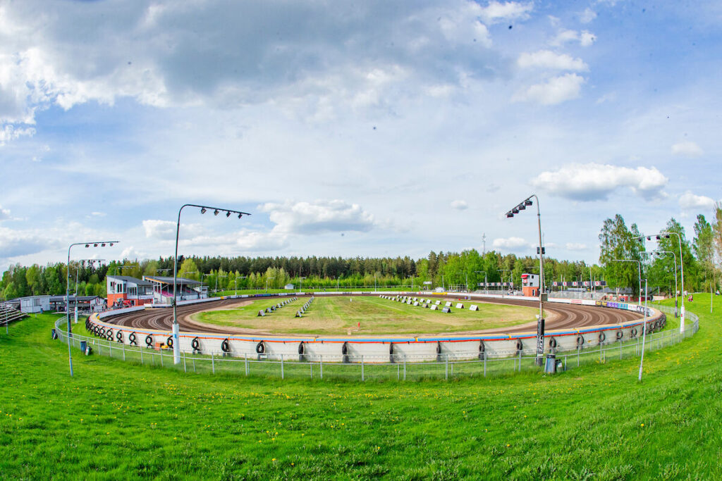 Kumla, SVERIGE - 14 maj 2024 : Glottra Skog Arena under matchen i speedway i Bauhausligan mellan Indianerna och Dackarna på Glottraskog Arena den 14 maj 2024 i Kumla ( Foto: Emil Särnehed / SarnehedPhoto )  Nyckelord Keywords: Speedway, Bauhausligan, Indianerna, Dackarna, ESS, Elitserien, Elitspeedway, ***Betalbild***