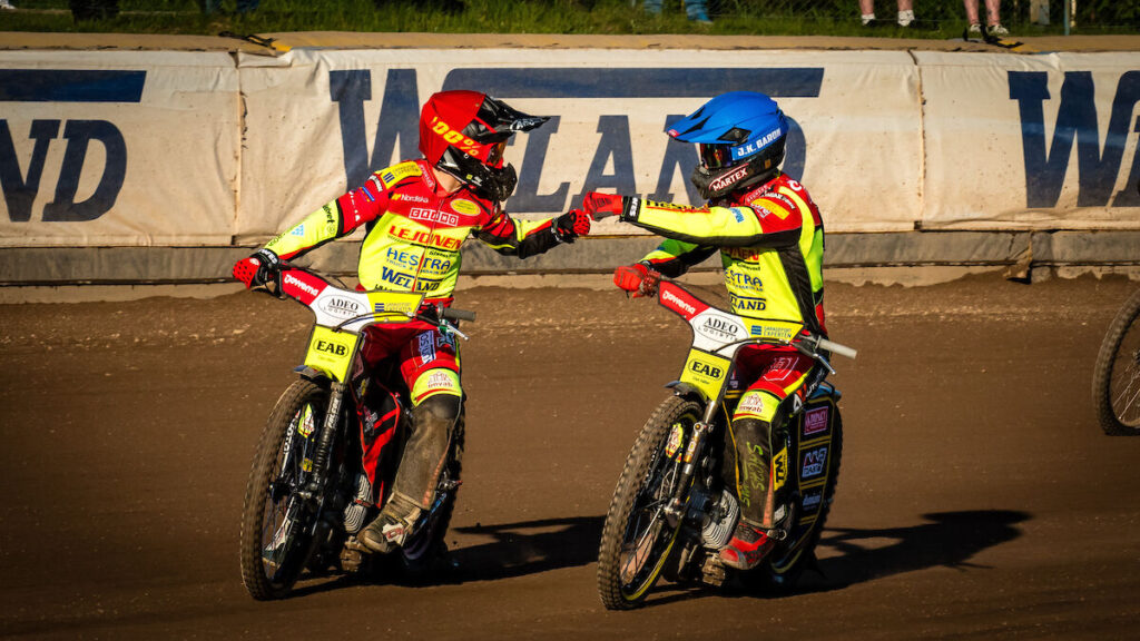 Gislaved, SVERIGE - 14 May 2024 : Lejonen Oliver Berntzon och Kacper Woryna under matchen i Bauhausligan mellan Lejonen och Vargarna på OnePartnerGroup Arena den 14 May i Gislaved ( Foto: Douglas Svalin / SarnehedPhoto )  Nyckelord Keywords: Speedway, Bauhausligan, Lejonen, Vargarna, ESS, Elitserien, Bauhausligan, Elitspeedway, hemmamatch, fans, publik ***Betalbild***