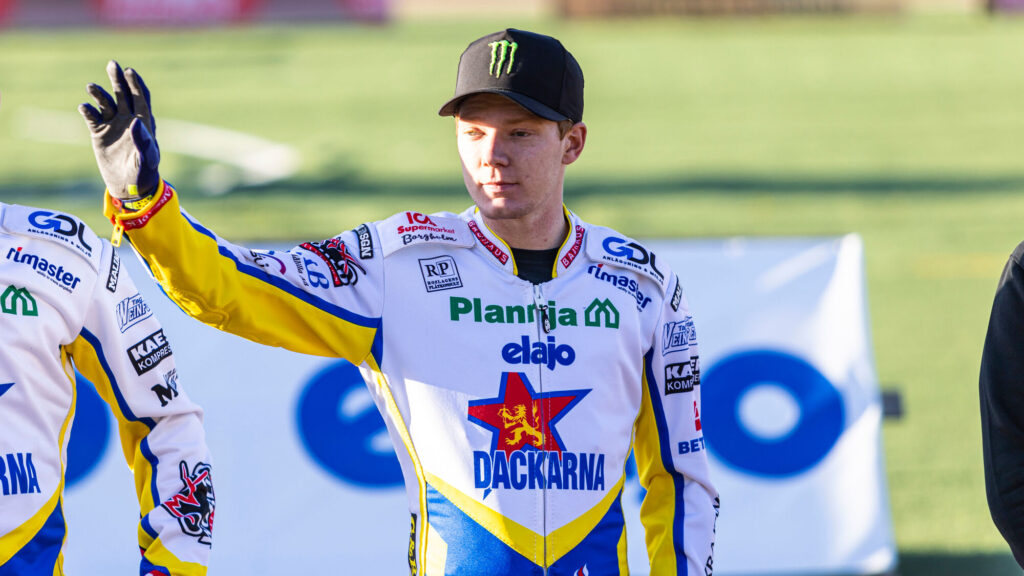 Målilla, SVERIGE - 9 maj 2023:
Dackarna 1 Daniel Bewley under matchen i BAUHAUS-ligan mellan Dackarna och Indianerna på Skrotfrag Arena den 9 maj i Målilla
( Foto: Peter Holm / SarnehedPhoto )  Nyckelord Keywords: Speedway, BAUHAUS-ligan, Dackarna, Indianerna, hemmapremiär, ESS, Elitspeedway, hemmamatch